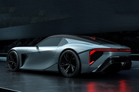 なだらかなファストバックスタイルに、ふくよかな左右のフェンダー、ダックテールなどの処理なしに収束するリアエンドの意匠などもあってか、リアまわりは、どこか「ポルシェ911」に通じる雰囲気も感じさせる。