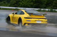 公道ではまず試せないようなことをPEC東京では体験できる。「911」のような特殊なドライブトレインのレイアウトのクルマがスピンしたらどうなるか、知っておいて損はないはずだ。