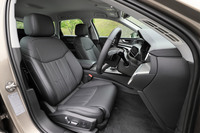 試乗車に装備されていたベンチレーション機構付きのコンフォートシート。同車には各種快適装備からなる「Luxuryパッケージ」が採用されていた。