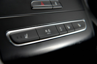 センターコンソールのR.S.ドライブスイッチ（写真左から2番目）。5つある走行モードのうち、「レース」モードと「スポーツ」モードの2つは、このスイッチを押すだけで選択できる。