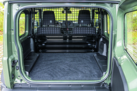 CO2排出量による制裁金を回避するため、欧州で販売される「ジムニー」は2シーターだ。