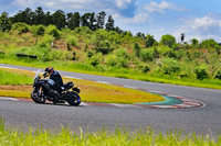 「トレーサー9 GT」は、スポーツモデルのように車体を傾けてコーナーを楽しむことも可能。そうした状態でも、車両の安定性は高い。