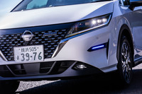 「ノートAUTECHクロスオーバーFOUR」のフロントマスク。ドットパターンのフロントグリルやブルーに発光するシグネチャーLEDなどで「ノート」の標準仕様車と差異化している。