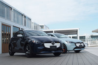 新しい用品パッケージ「CLAP POP」（写真左）と「ROOKIE DRIVE」（写真右）が選択された「マツダ2」。ホワイトのグリルのほか、ブラックやボディー同色のフロントグリルも用意されている。