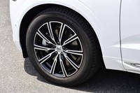 10スポークデザインの19インチホイール。試乗車にはミシュランの「ラティチュードスポーツ3」タイヤが装着されていた。