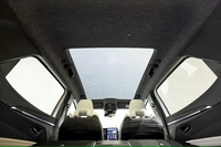 サンルーフにはアクティブコーティングが施されており、ボタンに触れるだけで、数秒で不透明にすることができる。