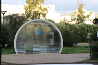 2017年、パリ近郊マラコフにて撮影。中をのぞいてみると……