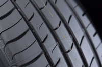 さらに近寄ってみると随所に細いサイプがあるのが分かる。これが高剛性ブロックからのノイズを分散させ、パターンノイズを抑えている。