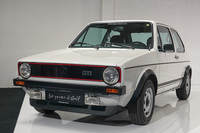 1976年に登場した初代「ゴルフGTI」。アウトバーンの民主化を成し遂げた記念碑的モデルだ。