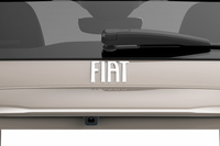 リアの「FIAT」エンブレムもホワイトで仕上げられる。