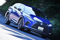 足まわりに手が入れられた最新の「RX」。コーナリング時のアンダーステアを軽減するとともに、ロールの低減が図られた。