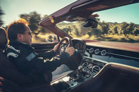 スペイン・マラガのワインディングロードで「コンチネンタルGTコンバーチブル」を試す筆者。