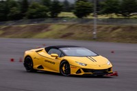 ドリフトテストセッションでの走行シーン。日本初上陸となる「ウラカンEVOスパイダー」も試乗車に用いられていた。