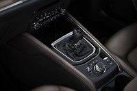 2.2リッター直4ディーゼルエンジン搭載モデルには、新たに6段MTが設定された。