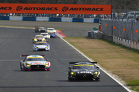 GT300クラスのスタートシーン。2台の「メルセデスAMG GT3」がしのぎを削った。