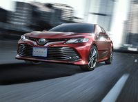 軽量・高剛性なボディや新開発サスペンションにより、「意のままに操れる操舵フィーリング」が追求されている。
	（Photo：G“レザーパッケージ”。ボディカラーのエモーショナルレッド＜3T7＞はメーカーオプション。トヨタ純正用品＜販売店取付＞装着車。）