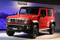 2025年1月30日の発表会より、壇上に飾られた「ジムニー ノマド」。