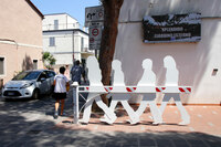 イタリア・エルバ島にて。ザ・ビートルズのアルバム『アビイ・ロード』のジャケットを模した柵。本来は回転させることにより、一時的に通行止めとするのが目的だが、平常時もそこに横断歩道があることを（たとえ白線が消えかかっていても）運転者に認識させる名案だ。