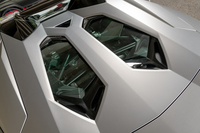 ガラスのカバー越しにエンジンルームをのぞく。ガラスは左右の開口部それぞれに、2枚を重ねて装着される。