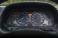 タコメーターのレッドゾーンは8000rpmから始まる。スピードメーターのフルスケールは180km/h。