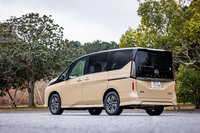 今回の試乗車は、8万2500円の有償特別塗装色「利休─リキュウ─（PM）／スーパーブラック2トーン」をまとっていた。利休のネーミングは茶人の千利休から得たもので、ベージュ系の色彩は茶室の壁がモチーフと説明されている。