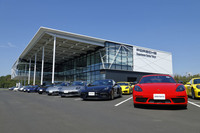 2021年10月、ポルシェは千葉県木更津市に複合型のブランド体験施設「ポルシェ・エクスペリエンスセンター東京」をオープンした。そのテストコースに急斜面を持つオフロードエリアが含まれることからも、現在の車種展開が多様であることがわかる。