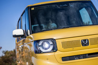 今回試乗した「N-BOX」は、サイドミラーやアウタードアハンドルをオフホワイトとし、ボディー同色のホイールキャップを装着した「ファッションスタイル」と呼ばれる仕様。FF車の車両本体価格は174万7900円。