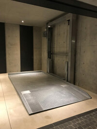 標準タイプの設置例。亜鉛メッキ仕上げのフレーム部分に静音設計のモーターやチェーンなどの駆動部分を内蔵している。