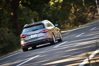 最新の「A4」「A4アバント」には、アダプティブクルーズコントロールや車線逸脱防止機能をはじめとする先進の運転支援システムが多数標準装備されている。