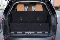 3列7人乗り仕様車の荷室容量は258～2406リッター。テスト車には電動でシートを格納できるオプションが装着されていた。（写真をクリックすると、シートが倒れる様子を見られます）