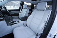 「グランドチェロキー サミット ラグーナレザーパッケージ」のフロントシート。表皮には上質なレザーがあてがわれ、背もたれにはモデル名の刺しゅうが施される。