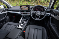 水平基調となるインパネの基本デザインは従来型と同様だが、ダッシュボード中央部のディスプレイが全モデルにおいて大型のタッチパネル式に変更された。