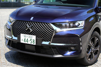 左右両端のデイタイムランニングライトが目を引く「DS 7クロスバック」のフロントまわり。