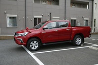 全長5335mm、ホイールベース3085mmの「ハイラックス」。一般的な駐車場では、ご覧のように駐車枠からはみ出てしまうことも多い。