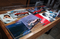 各モデルの発売当時のカタログも会場に展示された。