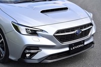 フロントまわりは、立体感を増したグリルと“Cシェイプ”のウインカー一体型ランプが特徴。