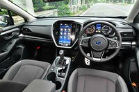 自慢の大型センタースクリーンを囲むようにシルバー加飾があしらわれる。「ST-H」にはアルミペダルが標準装備。