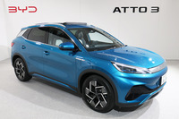 コンパクトSUVの「アットスリー」。ボディーカラーには写真の青を含む5色が用意される。