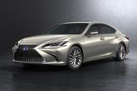 北京ショーでレクサスが世界初公開した新型「ES」。全長5mに迫る大型セダンだが、中国市場向けには2リッター直4エンジン搭載モデルも用意されている。