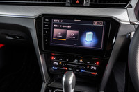 センターコンソールのタッチ式ディスプレイで、走行モード切り替えや「ハイブリッドモード」選択時の充電レベル設定などが行える。