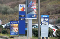 シエナ市内のクウェート石油のスタンドで。ディーゼルとレギュラーガソリンの価格表示の右隣に、セルフと店員給油との差額が明示されている。そして、もうひとつの変化が……。2023年2月23日にシエナで撮影。