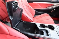 アームレスト下の小物入れスペースには、USBソケットやアクセサリーソケットが用意される。