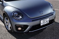 フロントまわり。ブラックのパネル類やバンパー下端のクロームストリップでドレスアップされている。