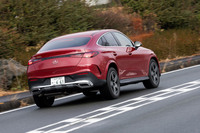 足まわりはフロントが4リンクでリアがマルチリンク。スポーツサスペンションを搭載するのが「クーペ」の特徴なのだが、この試乗車はオプションのエアサスを装備していた。乗り味は極めて良好。