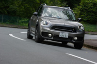 リアに走行用のバッテリーなどが積まれるため、「クーパーS EクロスオーバーALL4」は他のパワープラントの「MINIクロスオーバー」と比べて、前後重量配分がイーブンに近い比率となっている。