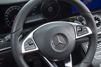 ステアリングホイールには「タッチコントロール」機能が備わっており、黒いつやのある部分にタッチして前後左右に動かすことで、インフォテインメントシステムなどを直感的に操作できる。