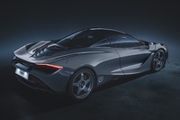 「サルテ・グレー」のボディーカラーをまとう「720Sルマン」。