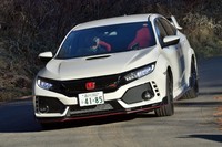 新型には4輪のブレーキを独立制御して車両の挙動をコントロールする「アジャイルハンドリングアシスト」が搭載されている。