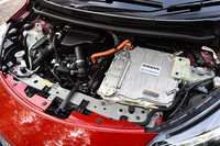 発電用のエンジンは自然吸気エンジン搭載車のそれと同じ「HR12DE」だが、圧縮比を変更するなどの改良が加えられている。