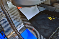 車両の構造は、カーボンファイバー製のセンターモノコックにアルミ製のサブフレーム、ガラス繊維強化樹脂製のボディーパネルを組み合わせたもの。サイドシルなどは綾（あや）織りのカーボン生地がむき出しとなっている。